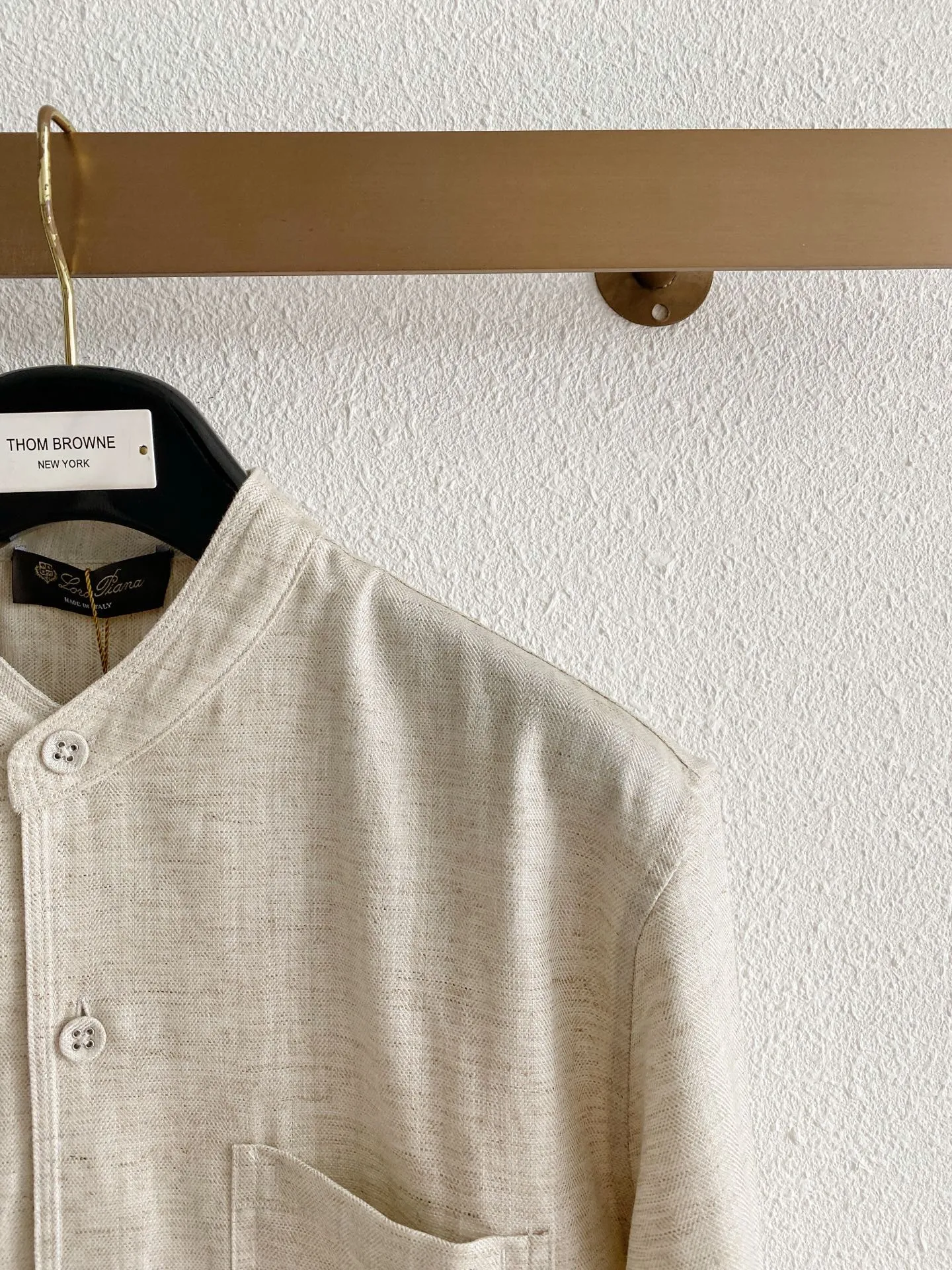 Loro Piana selects Tencel linen fabric, which is soft and breathable to the touch and has a rustic and natural texture. The stand-up collar has a loose fit, making it easy to wear without being restrictive, and the pockets are designed to be practical and attractive. The new Chinese simple style is low-key and elegant. It is available in two colors. It can be worn for daily leisure or light business with a warm and high-end feel. Sizes:M-4XL